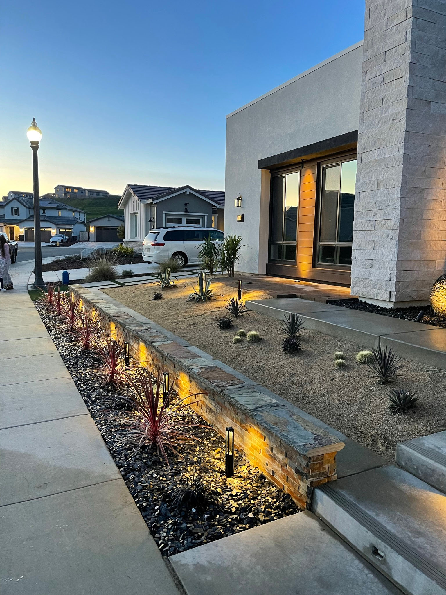 Custom water wall with linear spillways
